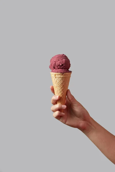 Mão Feminina Segurando Cone Waffle Com Sorvete Baga — Fotografia de Stock