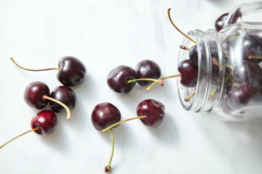 cam kavanoz bir beton zemin üzerine taze kiraz ile. Metin alanı ile sağlıklı gıda kavramı.