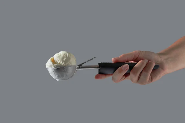 Mano Femenina Sosteniendo Delicioso Helado Vainilla Fría Cucharada Sobre Fondo —  Fotos de Stock