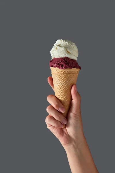 Női Kéz Tart Piros Bogyós Gelato Fehér Tejet Fagylalt Egy — Stock Fotó