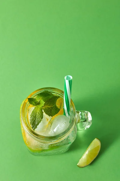Einmachglas Auf Einem Grünen Tisch Mit Hausgemachtem Prickelnden Cocktail Mit — Stockfoto