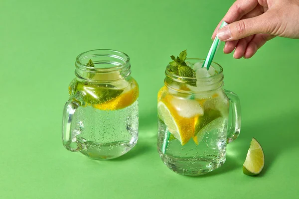 Sommerliche Erfrischungsgetränke Auf Grünem Hintergrund Limonade Glas Weibliche Hand Hält — Stockfoto