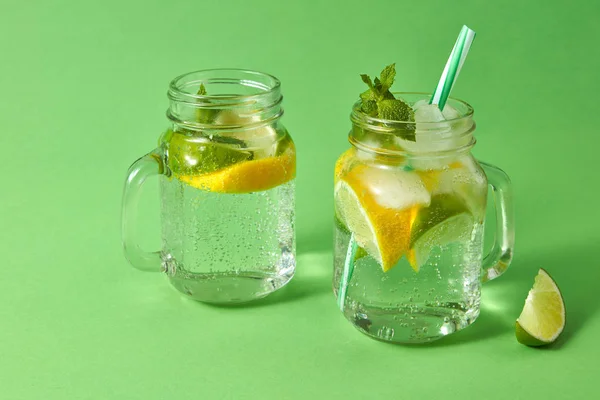 Zitronen Und Limettenscheiben Eiswürfel Minze Alkohol Und Plastikstroh Die Gläser — Stockfoto
