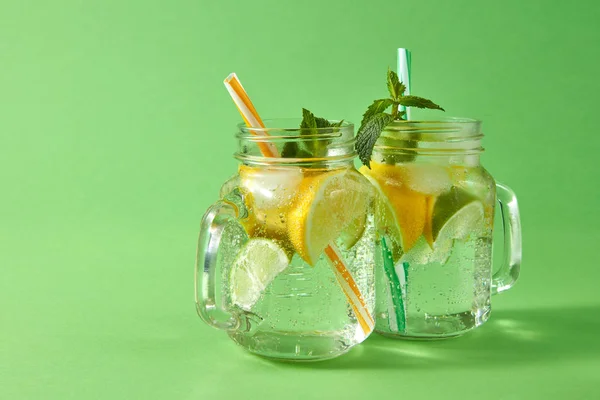 Sommerliche Erfrischungsgetränke Auf Grünem Hintergrund Limonade Glas — Stockfoto