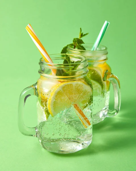 Bebidas Refrescantes Verano Sobre Fondo Verde Limonada Frascos Vidrio —  Fotos de Stock