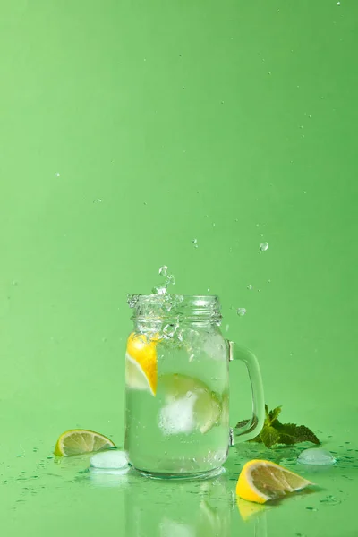 Pot Maçon Verre Sur Une Table Verte Avec Cocktail Pétillant — Photo