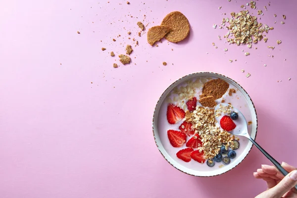 Tazón Comer Mano Femenina Con Yogur Casero Con Fresas Maduras — Foto de Stock