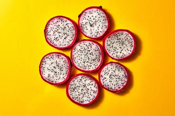 Patroon Van Tropische Exotische Gesneden Ronde Segmenten Van Dragon Fruit — Stockfoto