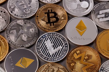 Altın ve gümüş paralar, STK, Eth, Btc, Xmr, Xrp. Bir modeli gelen karanlık bir arka plan üzerinde sanal para birimi farklı sikkeleri. Cryptocurrency ve blockchain kavramı. Üstten görünüm