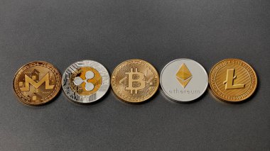 Monero altın ve gümüş paralar, dalgalanma, bitcoin, litecoin, ethereum, siyah bir zemin üzerine çizgi. Dünya çapında cryptocurrency ve dijital ödeme sistemi için kavramsal görüntü. Üstten görünüm
