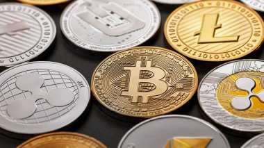 Bir modeli gelen karanlık bir arka plan üzerinde kripto para birimi farklı sikkeleri. Altın ve gümüş paralar dalgalanma, bitcoin, litecoin, ethereum, dash. İş kavramı. Üstten görünüm