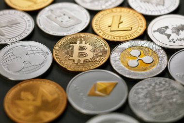 LTC, Eth, Btc, Xmr, Xrp altın ve gümüş paralar, kripto para birimi. Sikkeler üzerinde karanlık bir arka plan deseni. İş kavramı. Üstten görünüm
