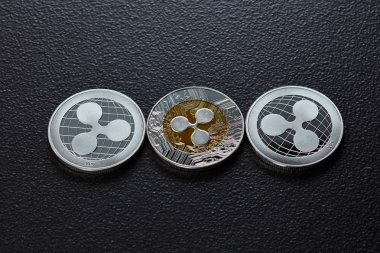 Gümüş sikke dalgalanma var. Ön ve arka sikkeler karanlık bir arka plan üzerinde gösterilir. Sanal para kavramı. Üstten görünüm