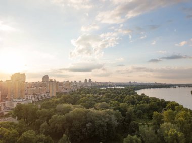 Kuşlar göz görünümünden dron Obolon, bölge Oasis, nehir Dnieper Kiev yaz aylarında gün batımında.