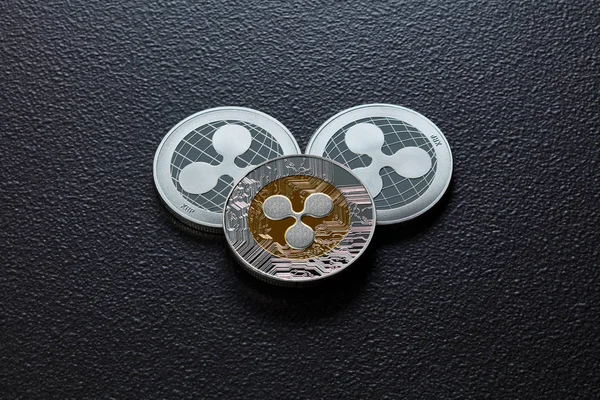 背面和前面的银波纹硬币在黑色的背景 Cryptocurrency 和数字支付系统的概念图像 顶部视图 — 图库照片