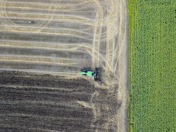 Vista Aerea Trattore Arare Campo Primavera — Foto Stock