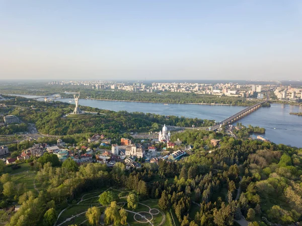 空中全景摄影从无人机的第聂伯河河 植物园 佩顿桥和左岸的城市与现代的房子 乌克兰 — 图库照片