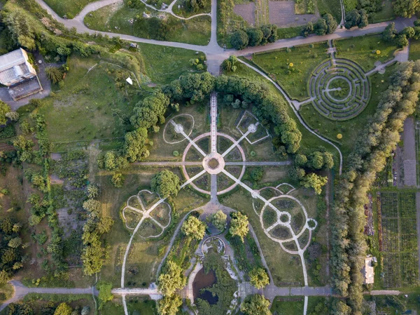 緑の路地がある植物園で自然の迷路の空撮 — ストック写真