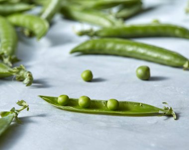  doğal organik yeşil sopa bezelye gri beton masada