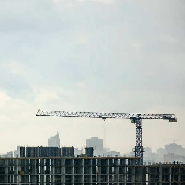 Building Construction Tower Crane Gray Cloudy Sky — Stock Photo, Image