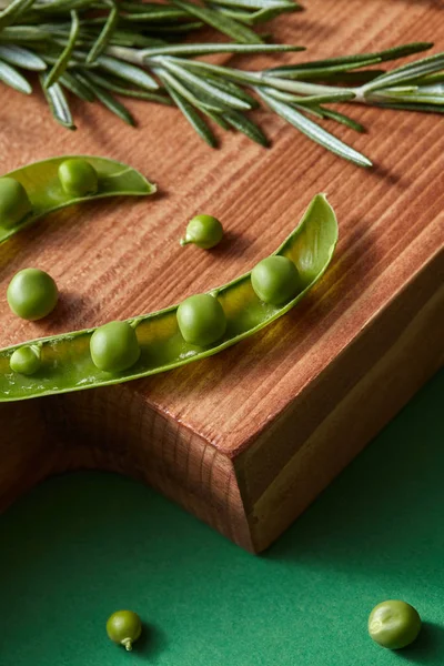 Piselli Verdi Rosmarino Tavola Legno Come Sfondo Alimentare — Foto Stock