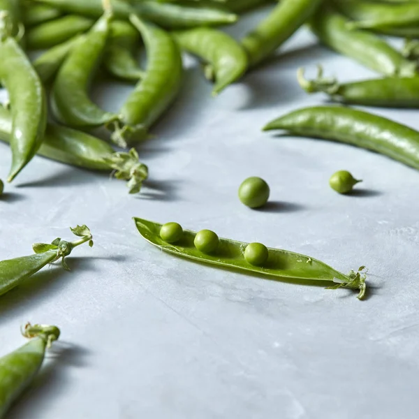 Bâtons Verts Organiques Naturels Petits Pois Sur Table Béton Gris — Photo