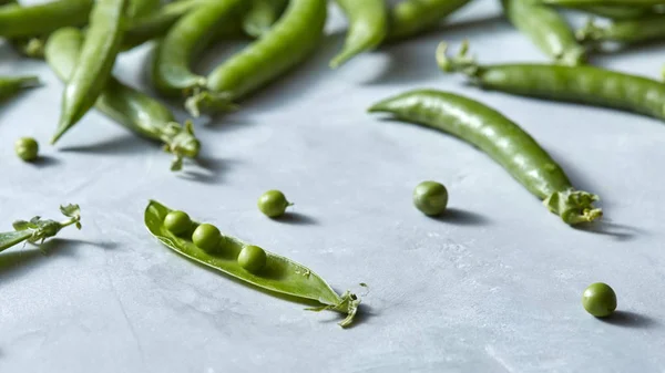 Bâtons Verts Organiques Naturels Petits Pois Sur Table Béton Gris — Photo