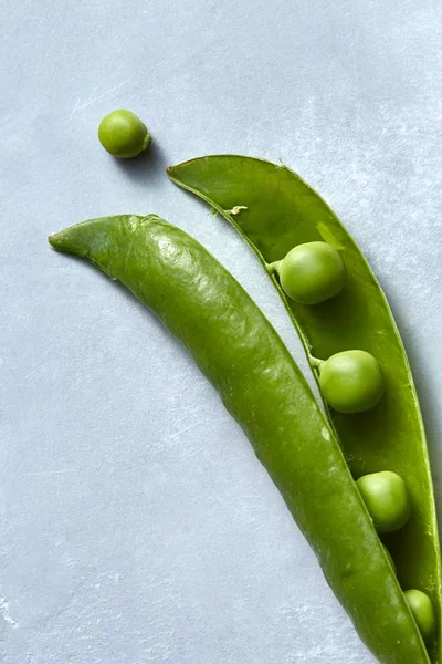 灰色のコンクリートのテーブルにエンドウ豆の自然の有機緑色の棒 — ストック写真