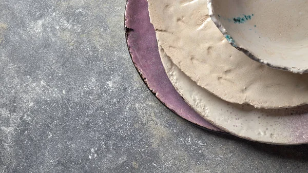 磁器ボウルとプレート灰色のコンクリートのテーブルの上 セラミックのヴィンテージの手作り料理 フラットを置く — ストック写真