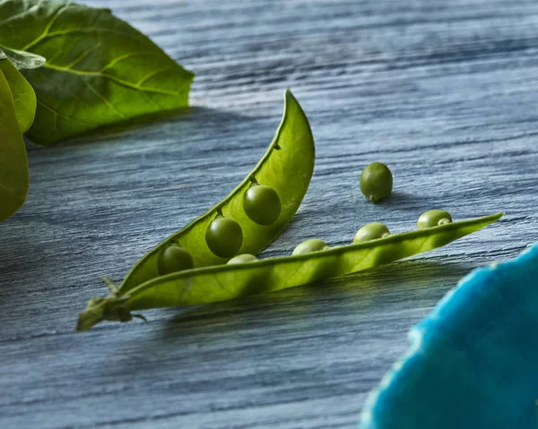Natürliche Bio Grüne Erbsenstange Auf Holztisch — Stockfoto