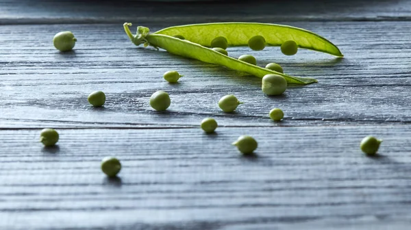 木製のテーブルにエンドウ豆の自然の有機緑色の棒 — ストック写真