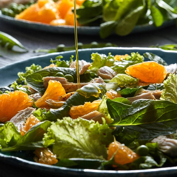 Huisgemaakte Salade Van Natuurlijke Biologische Groenten Fruit Kippenvlees Olijfolie Wordt — Stockfoto