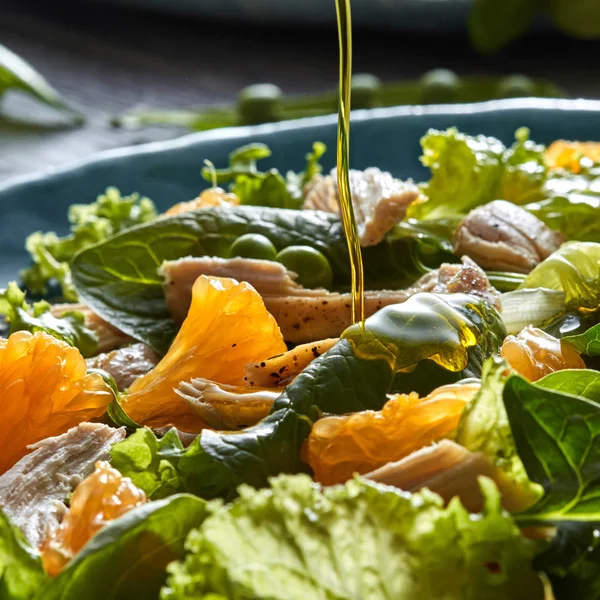 自家製サラダ自然有機野菜 オリーブ オイルが注がれています — ストック写真