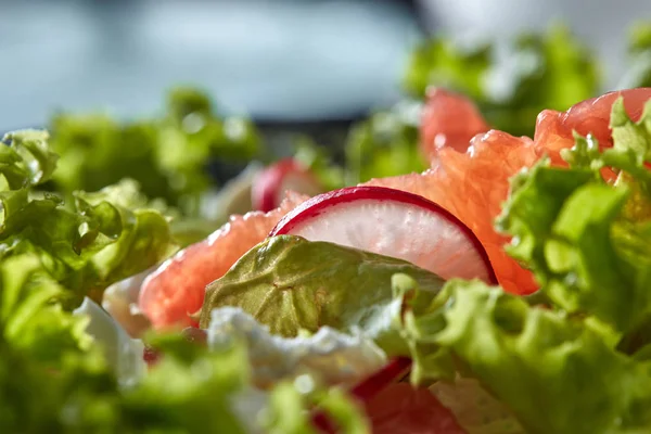 Zelfgemaakte Verse Salade Van Groen Radijs Grapefruit Kaas Close — Stockfoto