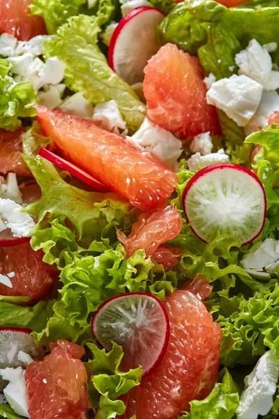 Zelfgemaakte Verse Salade Van Groen Radijs Grapefruit Kaas Close — Stockfoto