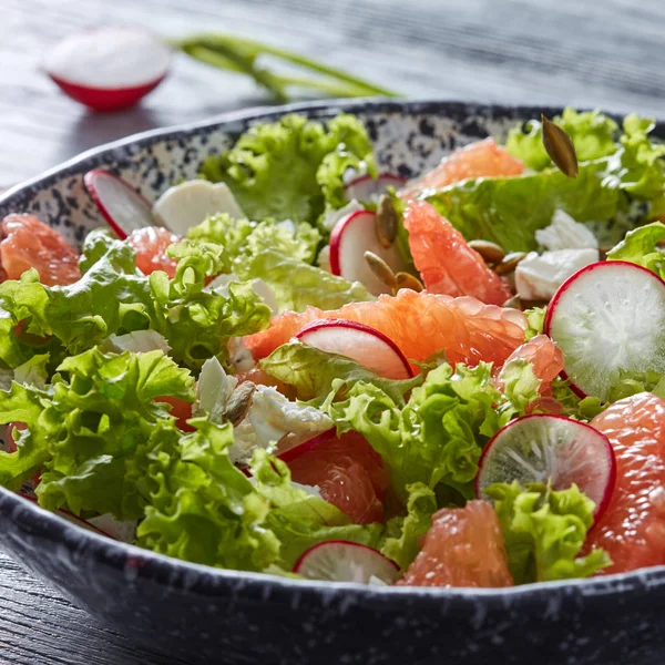 Hausgemachter Frischer Salat Aus Grün Rettich Grapefruit Käse Kürbiskernen Auf — Stockfoto