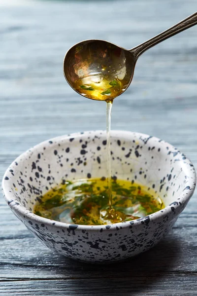 Molho Salada Caseiro Com Azeite Ervas Picadas Especiarias Aromáticas Derrama — Fotografia de Stock