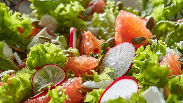 Salada Fresca Caseira Verdura Rabanete Toranja Queijo Close — Fotografia de Stock