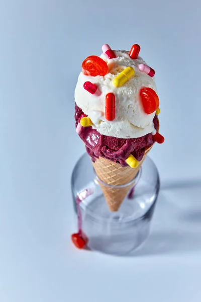 Cono Gofre Con Helado Vainilla Afrutado Decorado Con Diferentes Cápsulas — Foto de Stock