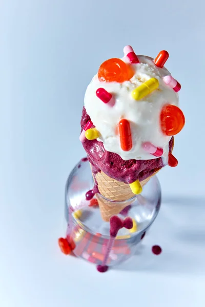 Cone Waffle Com Sorvete Baunilha Frutado Decorado Com Diferentes Cápsulas — Fotografia de Stock