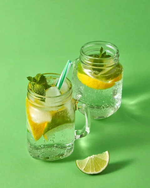 Bebidas Refrescantes Verano Sobre Fondo Verde Limonada Frascos Vidrio —  Fotos de Stock