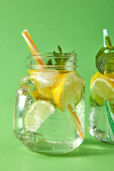 Été Boissons Rafraîchissantes Sur Fond Vert Limonade Dans Des Bocaux — Photo