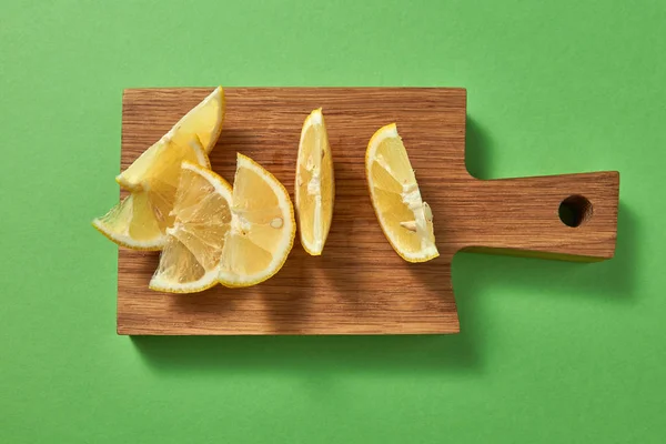Concepto Comida Saludable Cítricos Naturales Rodajas Limón Orgánico Una Tabla — Foto de Stock