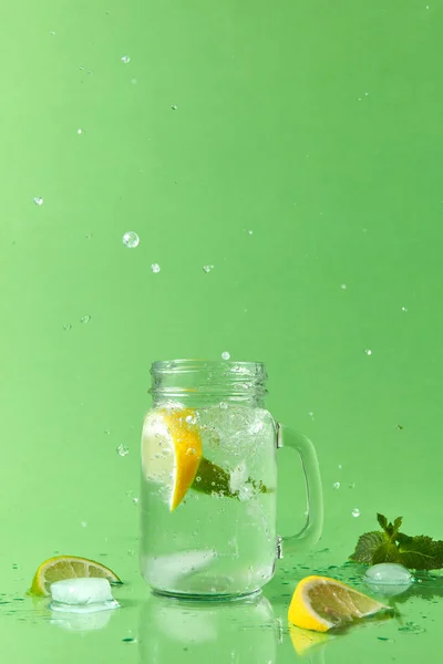 Pot Maçon Verre Sur Une Table Verte Avec Cocktail Pétillant — Photo