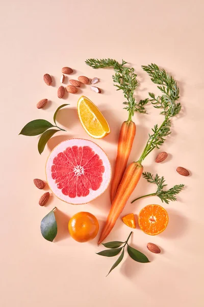 Vegetarische Kleurrijke Oranje Cocktail Van Biologische Groenten Wortelen Vruchten Bessen — Stockfoto