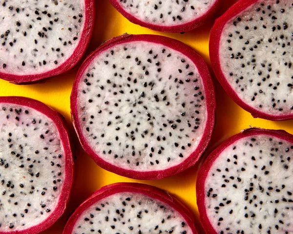 Egzotycznych Tropikalnych Wyciąć Okrągłe Plastry Owoc Smoka Lub Pitaya — Zdjęcie stockowe