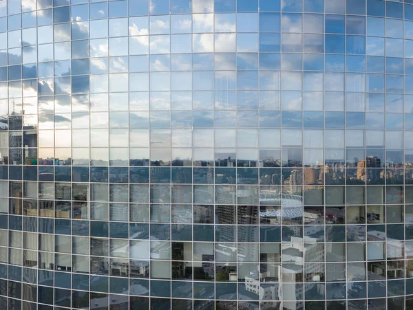 都市の景観を持つガラス張りのモダンなオフィスビルが反省 — ストック写真