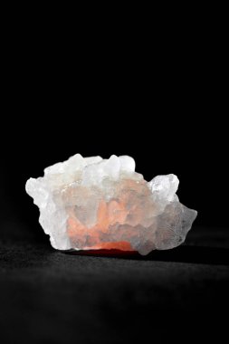 siyah arka plan üzerine büyük beyaz tuz kristal