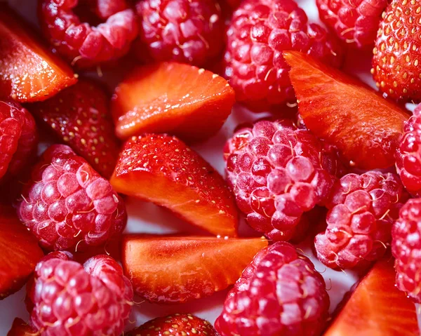 Pila Fresas Frescas Maduras Frambuesas Fondo Alimentario — Foto de Stock