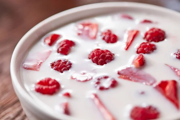 新鲜成熟的草莓和覆盆子配酸奶 — 图库照片